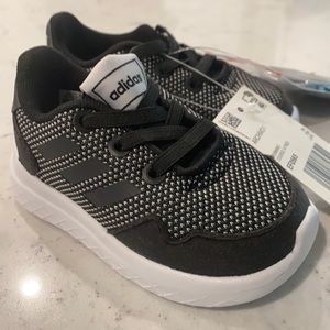 Infant adidas brand new never worn
Grey/black size 4k